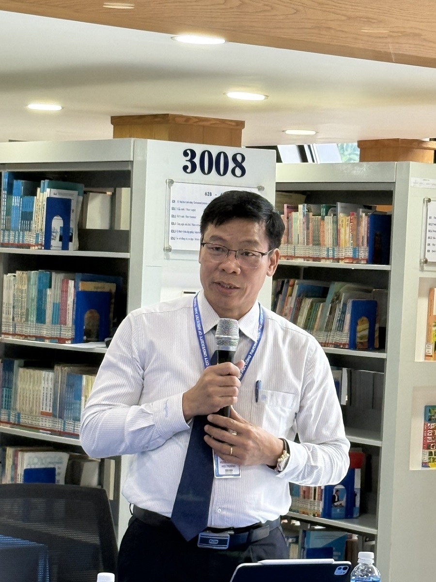 PGS-TS. Nguyễn Xuân Hoàn, Hiệu trưởng Trường Đại học Công thương TP.HCM, chia sẻ tại buổi lễ tiếp nhận sách. PGS-TS. Nguyễn Xuân Hoàn, Hiệu trưởng Trường Đại học Công thương TP.HCM, chia sẻ tại buổi lễ tiếp nhận sách.