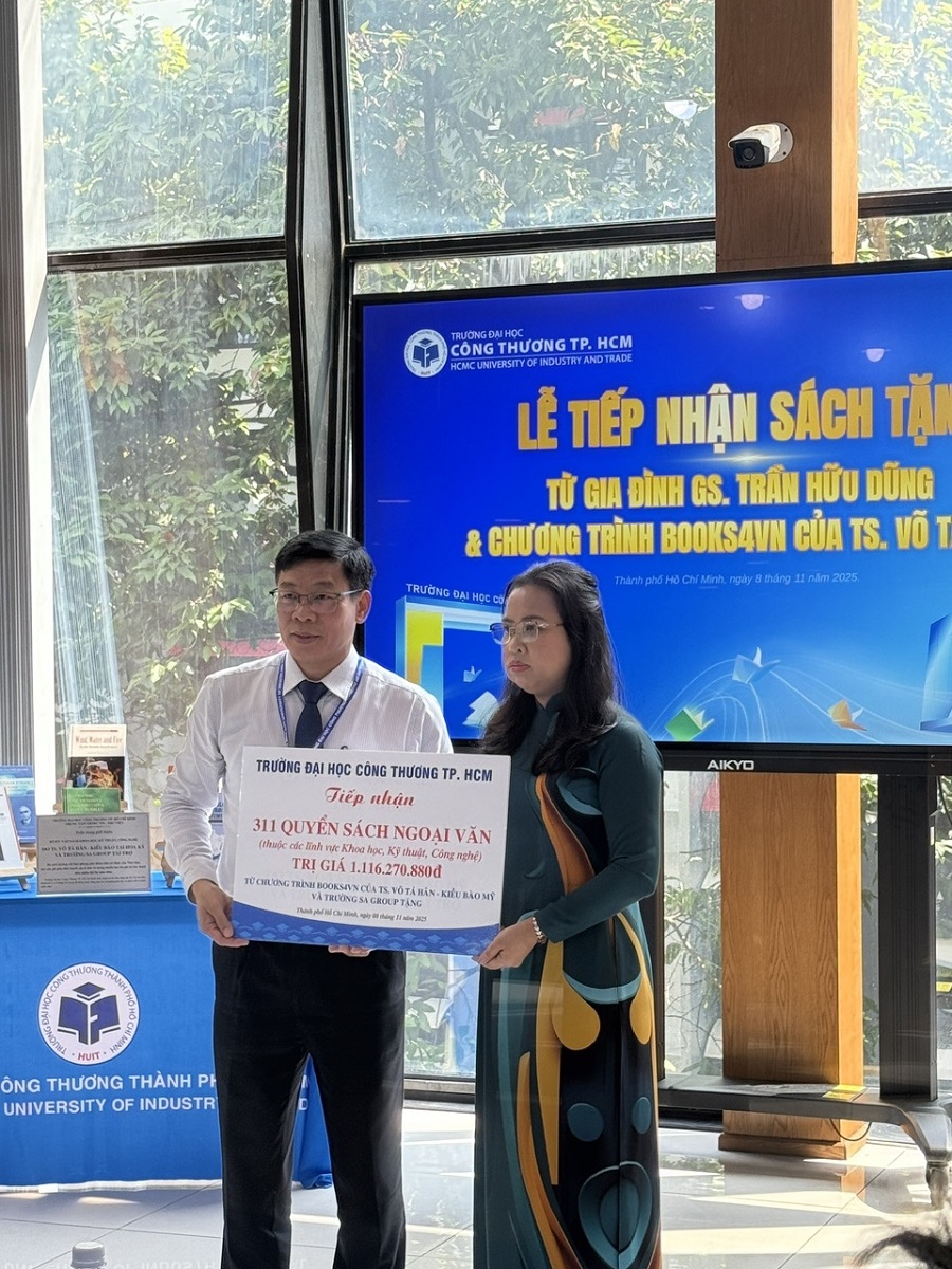 Đại diện gia đình Tiến sĩ Võ Tá Hân, bà Lê Thị Mỹ Châu trao tặng sách cho Trường Đại học Công Thương TP.HCM Đại diện gia đình Tiến sĩ Võ Tá Hân, bà Lê Thị Mỹ Châu trao tặng sách cho Trường Đại học Công Thương TP.HCM