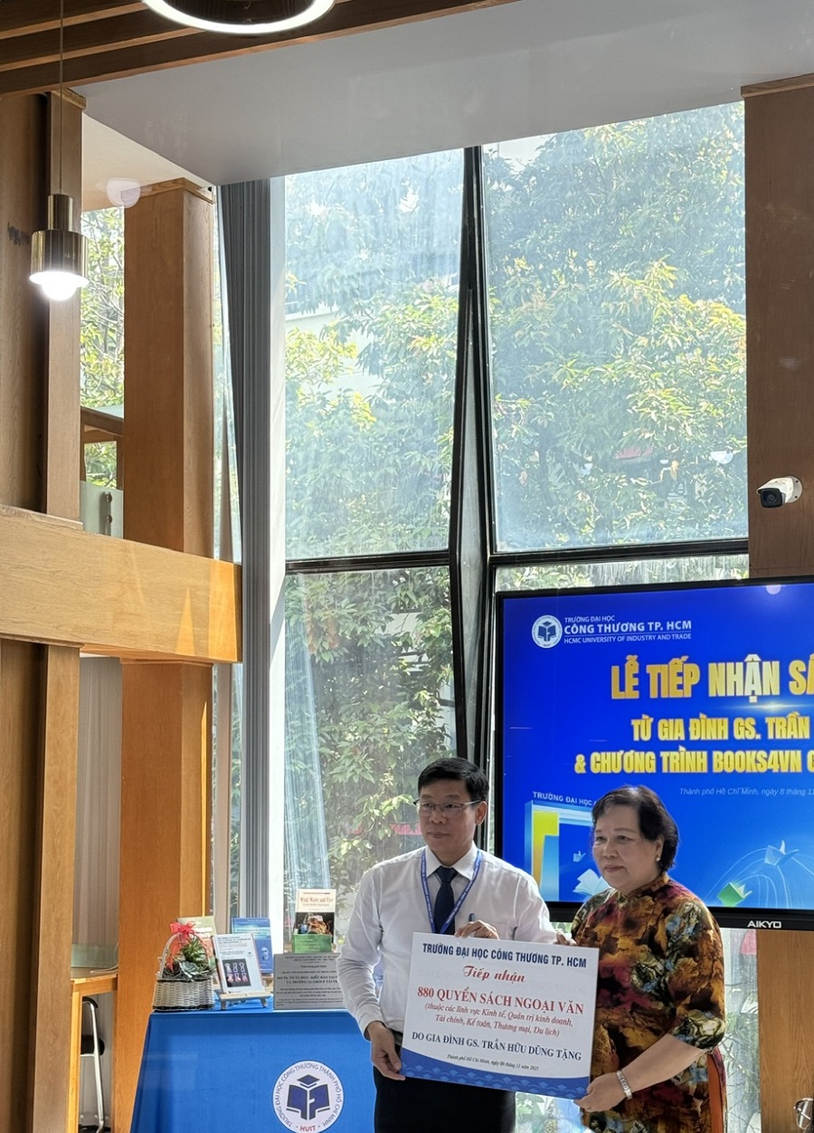 Đại diện gia đình Giáo sư Trần Hữu Dũng, Bác sĩ Trần Kiều Miên trao tặng sách cho Trường Đại học Công Thương TP.HCM Đại diện gia đình Giáo sư Trần Hữu Dũng, Bác sĩ Trần Kiều Miên trao tặng sách cho Trường Đại học Công Thương TP.HCM
