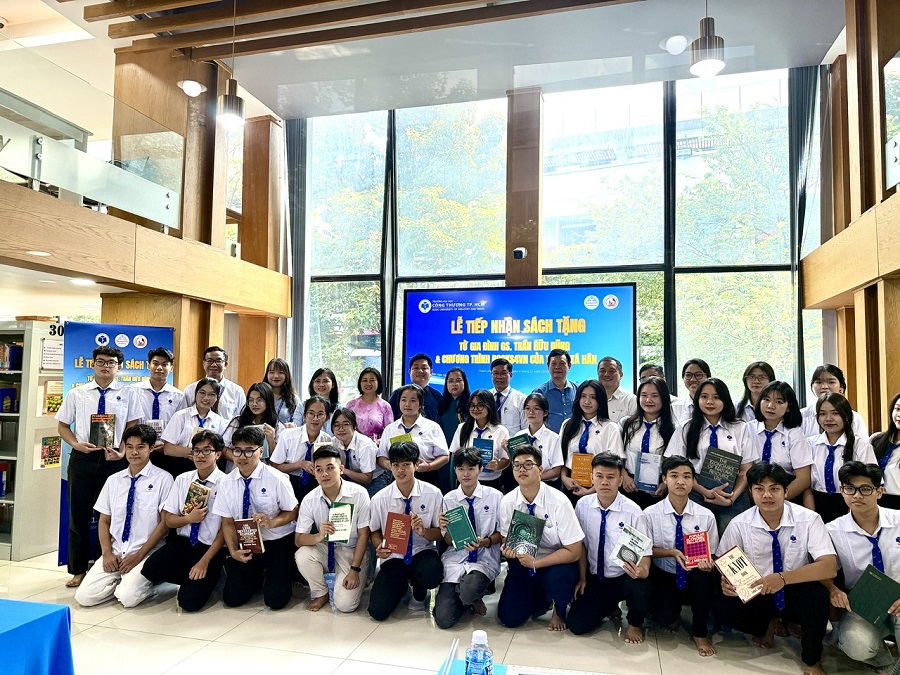 Trao tặng hơn 1.100 cuốn sách quý: Hành trình mang tri thức thế giới đến với sinh viên Việt Nam
