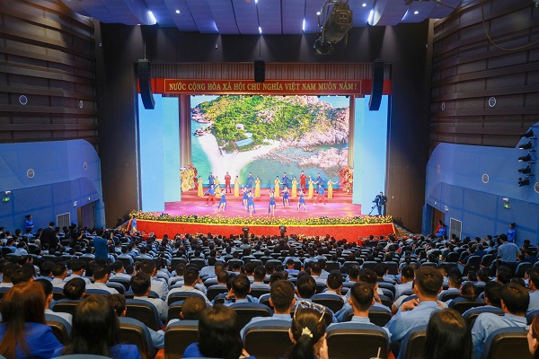 Quang cảnh buổi lễ và văn nghê chào mừng