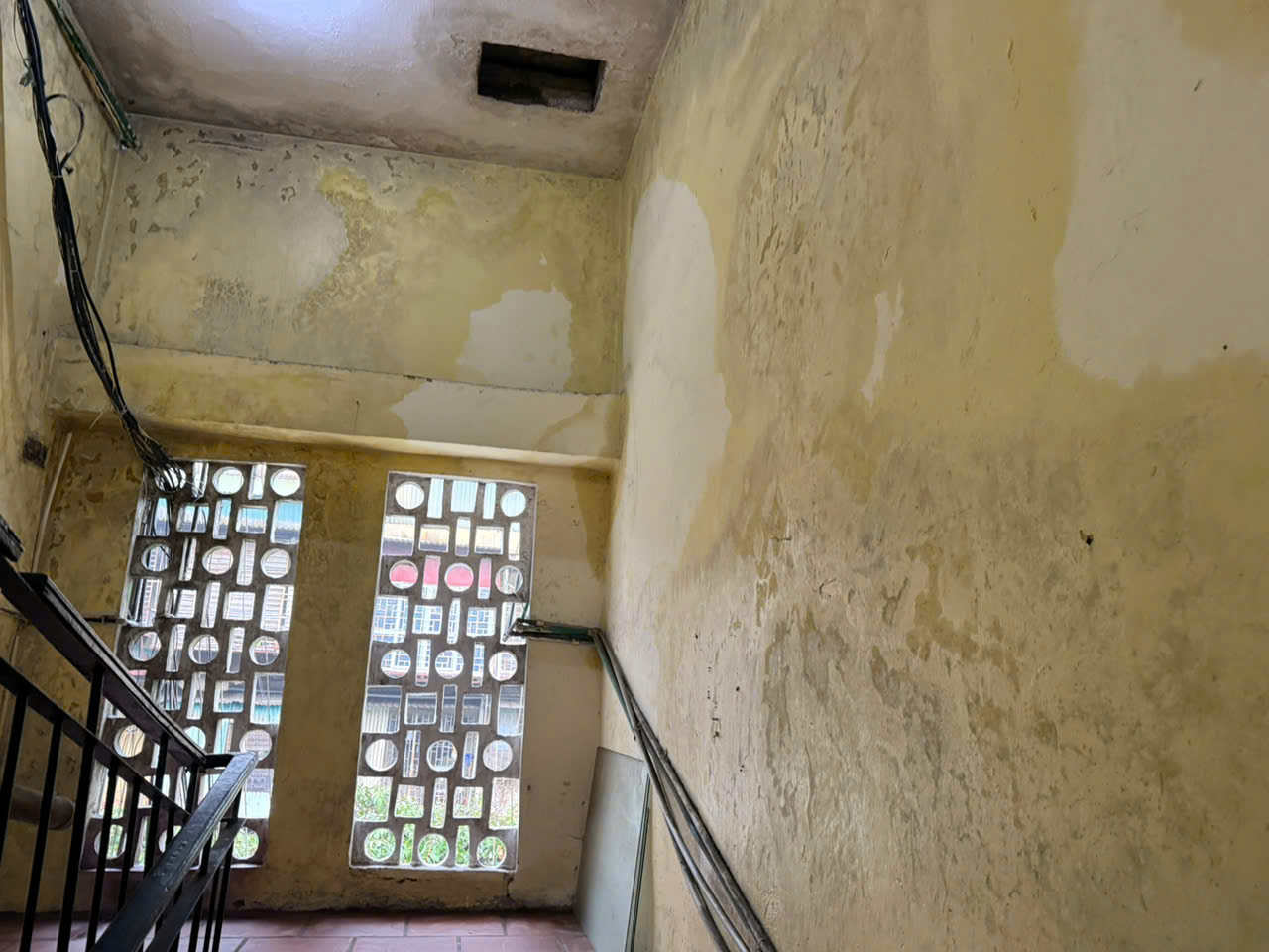 Mưa nồm trái mùa làm lộ rõ tình trạng xuống cấp tại các khu tập thể cũ ở Hà Nội