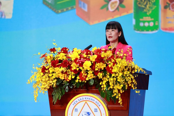 Bà Trịnh Thị Hồng Vân - Chủ tịch HĐTV Công ty Yến sào Khánh Hòa phát biểu khai mạc chương trình.