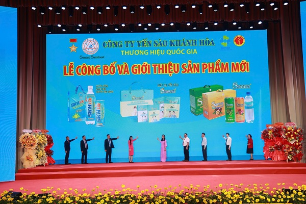 Các vị lãnh đạo Tỉnh và Công ty Yến sào Khánh Hòa thực hiện nghi thức bấm nút khởi động ra mắt sản phẩm mới năm 2025