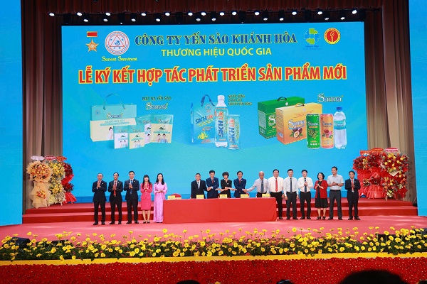 Chụp ảnh lưu niệm giữa Lãnh đạo Tỉnh, Lãnh đạo Công ty Yến sáo Khánh Hòa với các đối tác sau lễ ký kết