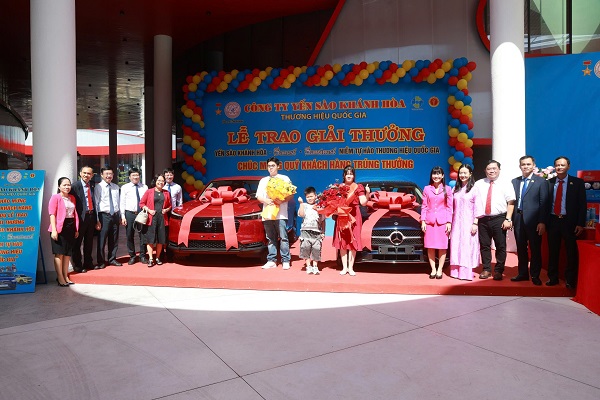 Lãnh đạo Công ty Yến sào Khánh Hòa trao hiện vật trúng thưởng và chụp ảnh lưu niệm cùng khách hàng trúng thưởng và hiện vật Giải thương