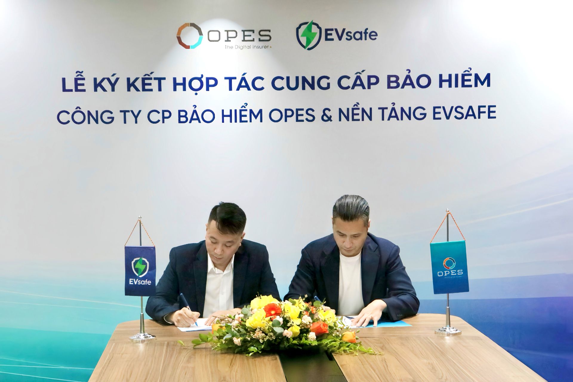 OPES ký thỏa thuận hợp tác cung cấp bảo hiểm cho trụ sạc điện của EVsafe