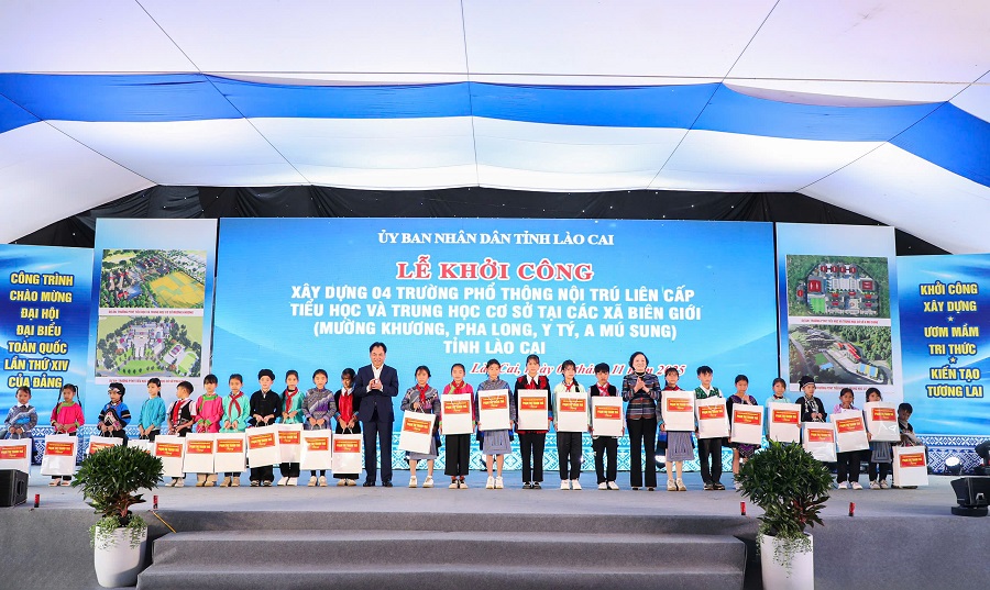 Phó Thủ tướng Phạm Thị Thanh Trà trao quà cho các em học sinh có hoàn cảnh khó khăn tại các xã Mường Khương, Pha Long, Y Tý và A Mú Sung