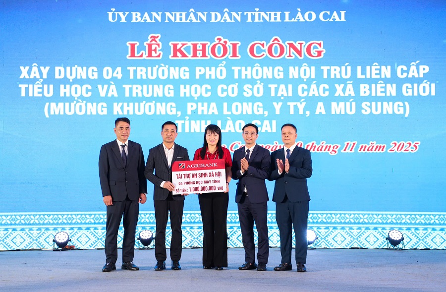 Bà Phùng Thị Bình - Phó Tổng Giám đốc Agribank trao tài trợ 4 phòng máy tính trị giá 1 tỷ đồng cho 4 trường học phổ thông nội trú liên cấp