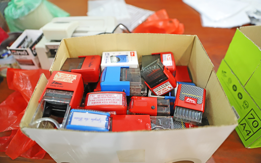 Cơ quan công an thu giữ nhiều tài liệu, con dấu tại Công ty TNHH đầu tư và xây dựng Hiền Khiêm.