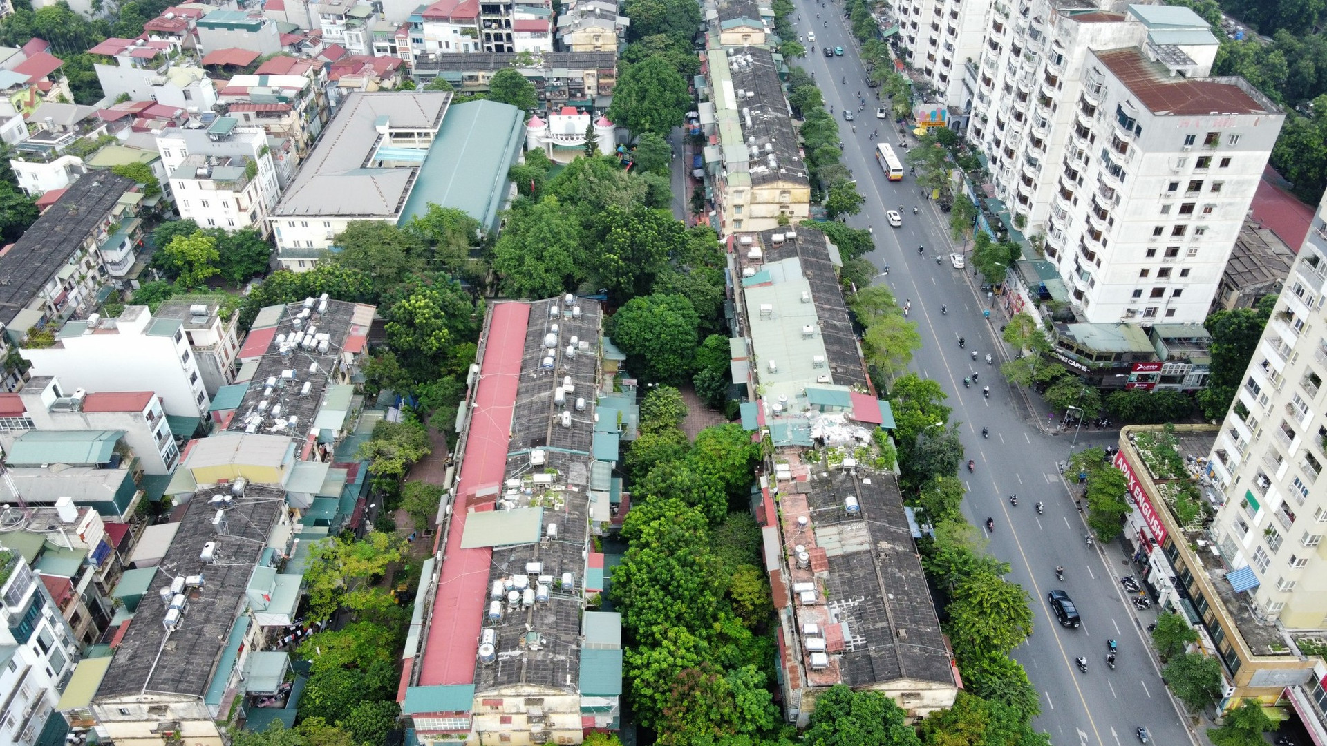 Những dãy nhà tập thể Kim Liên cũ xen giữa các công trình cao tầng – biểu tượng giao thoa giữa Hà Nội xưa và nay.