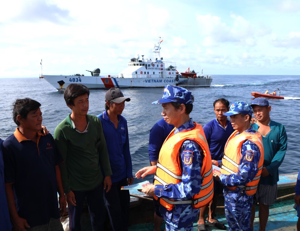 Đại tá Lê Văn Tú, trực tiếp lên táu cá tuyên truyền cho ngư dân.