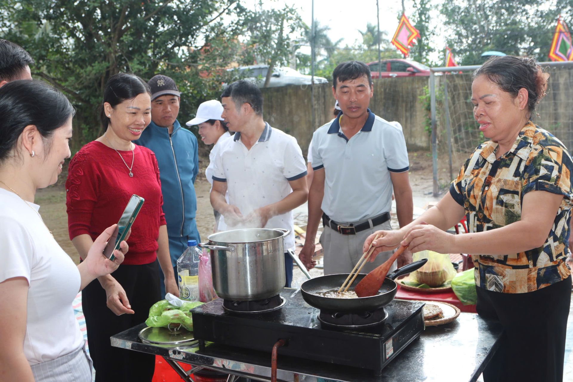 Không khí sôi nổi tại Hội thi ẩm thực “Hương vị rươi quê hương”. Không khí sôi nổi tại Hội thi ẩm thực “Hương vị rươi quê hương”.