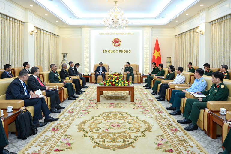 Quang cảnh buổi tiếp. Quang cảnh buổi tiếp.