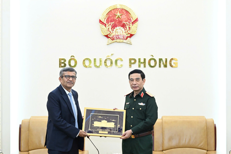 Bộ trưởng Quốc phòng Phan Văn Giang tặng quà cho ông Rajesh Kumar Singh, Thư ký Quốc phòng Ấn Độ. Bộ trưởng Quốc phòng Phan Văn Giang tặng quà cho ông Rajesh Kumar Singh, Thư ký Quốc phòng Ấn Độ.