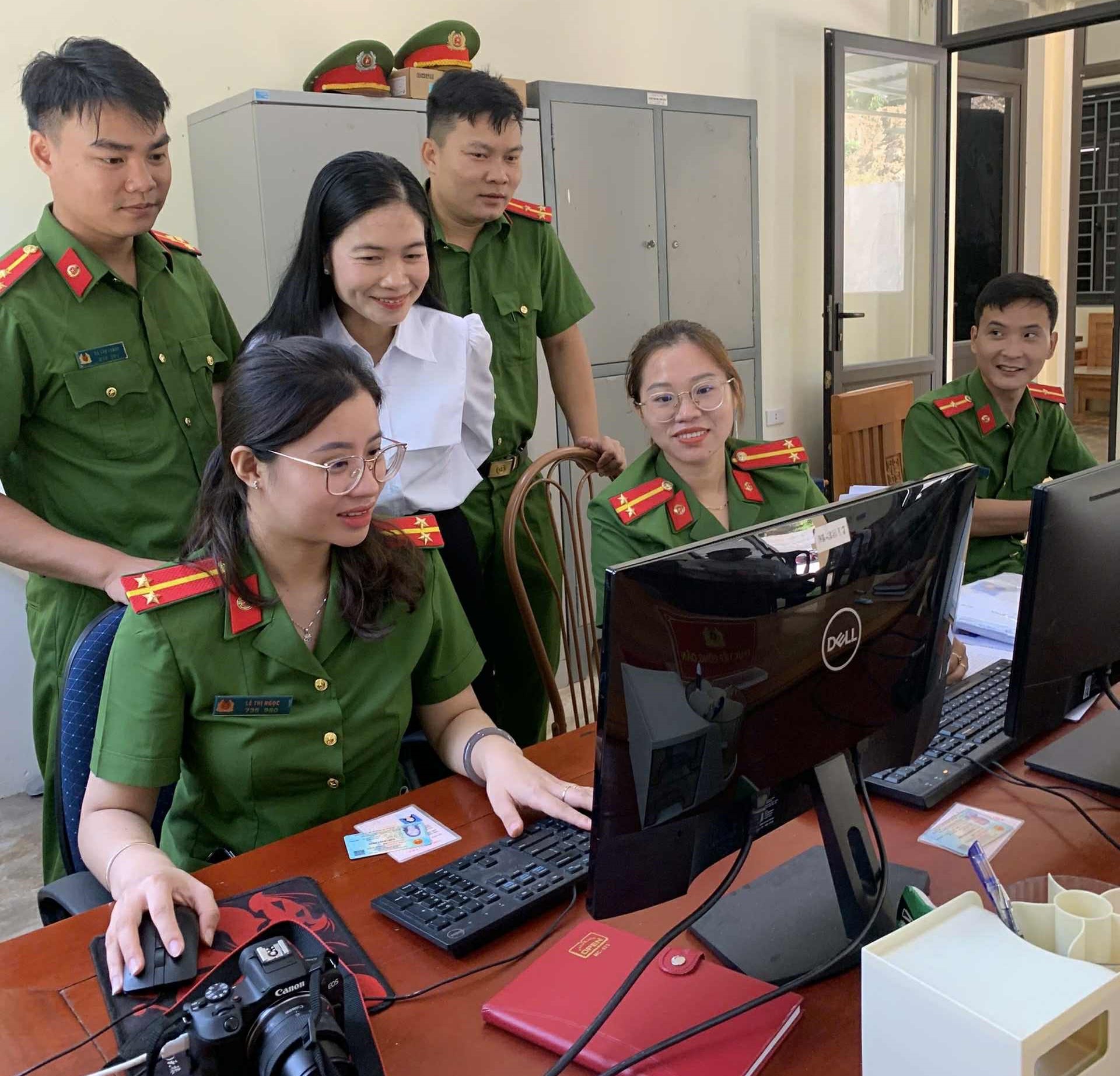 Thanh Hóa là địa phương đầu tiên trong cả nước triển khai phát thẻ đảng viên gắn chíp theo mẫu mới