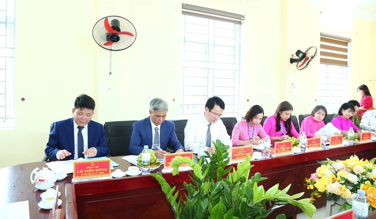 Các đại biểu tham dự buổi làm việc