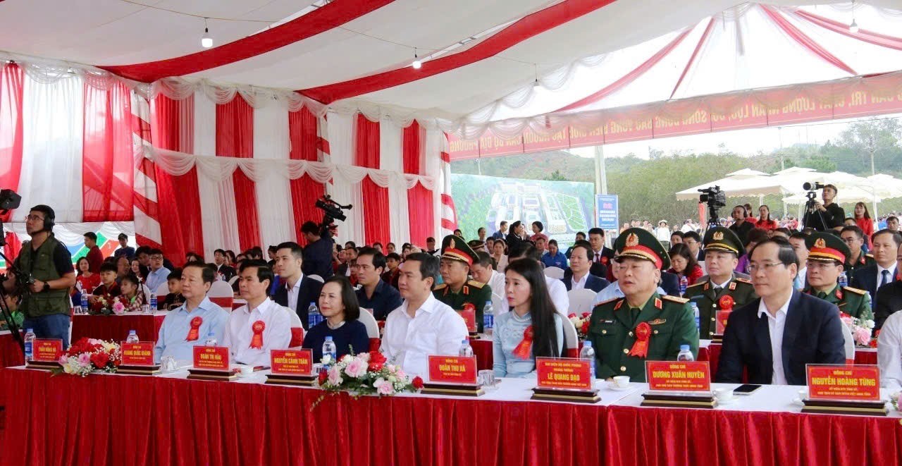 Các đại biểu dự lễ khởi công