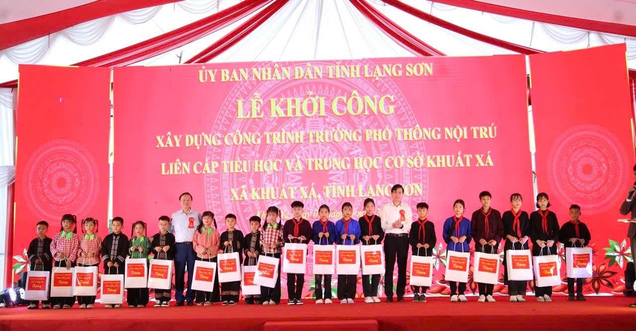 Phó Thủ tướng Chính phủ Trần Hồng Hà và đồng chí Bí thư Tỉnh uỷ tặng quà cho các em học sinh trên địa bàn xã Khuất Xá