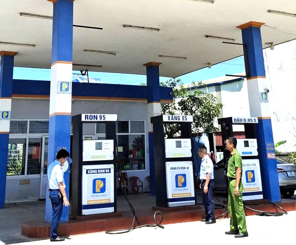 Lực lượng chức năng tỉnh Ninh Bình kiểm tra hoạt động kinh doanh xăng dầu đối với Công ty TNHH Thương mại Đầu tư Ngọc Huy, địa chỉ Km9, đường 10, phường Trường Thi