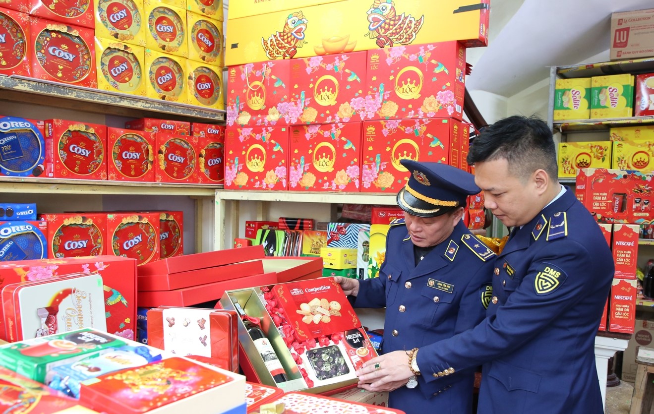 Cán bộ Quản lý thị trường kiểm tra hàng hóa tại phương Kinh Bắc.