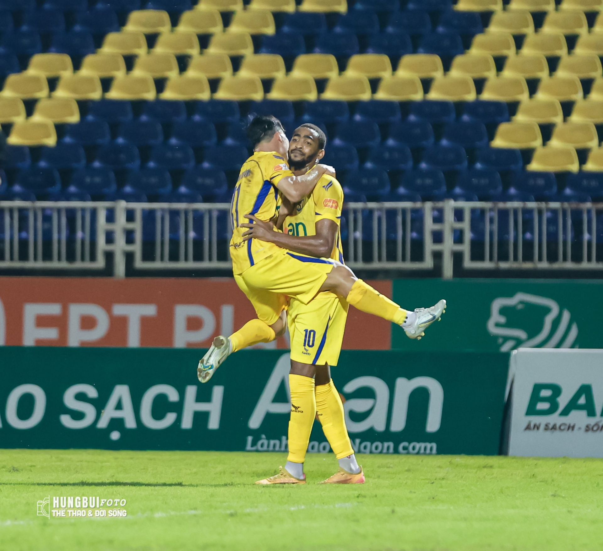 Bàn thắng mở tỷ số đến với SLNA ở phút 28. (Ảnh: Hùng Bùi)