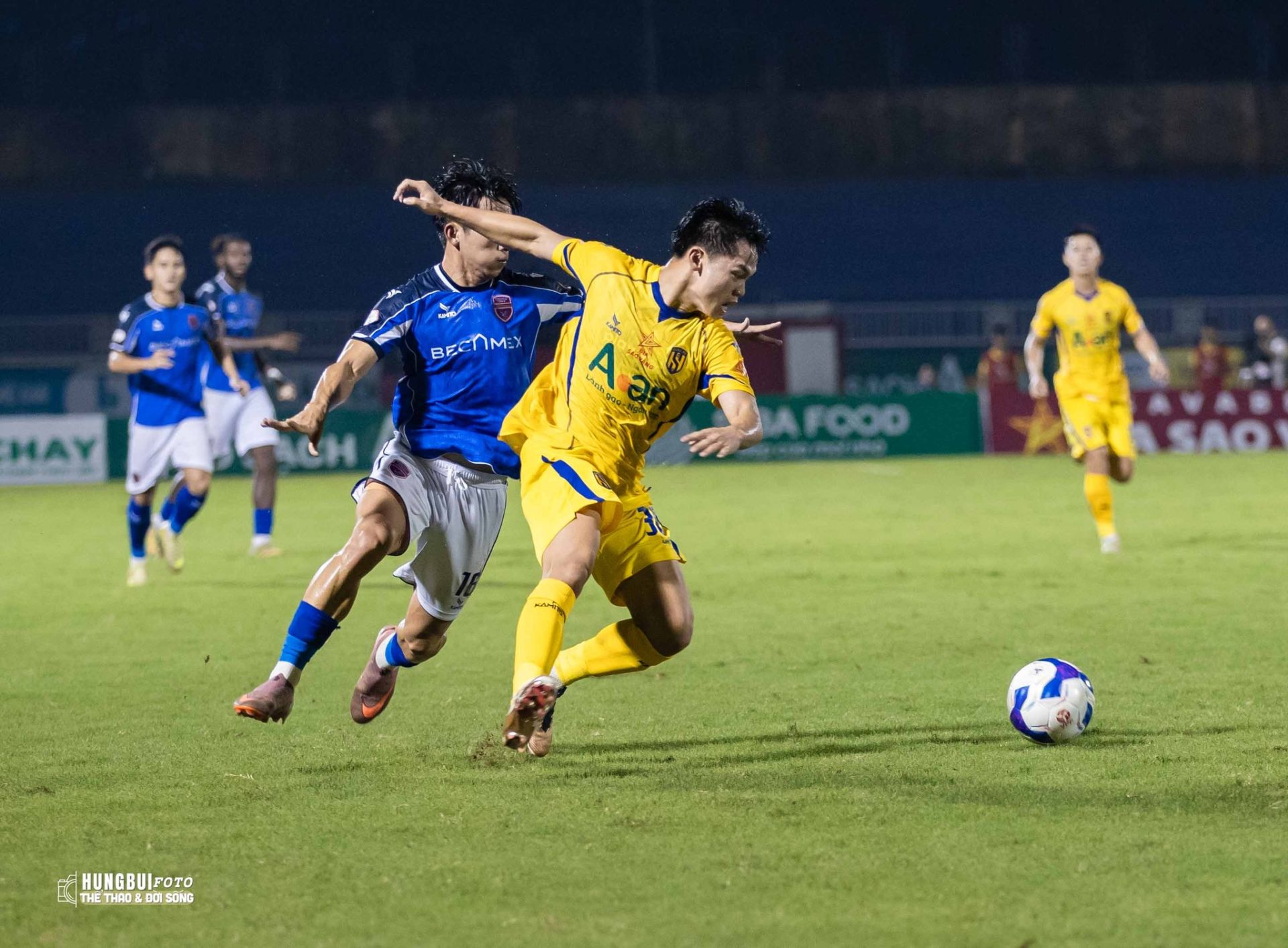 SLNA chơi hập cuộc chủ động, pressing mạnh mẽ.