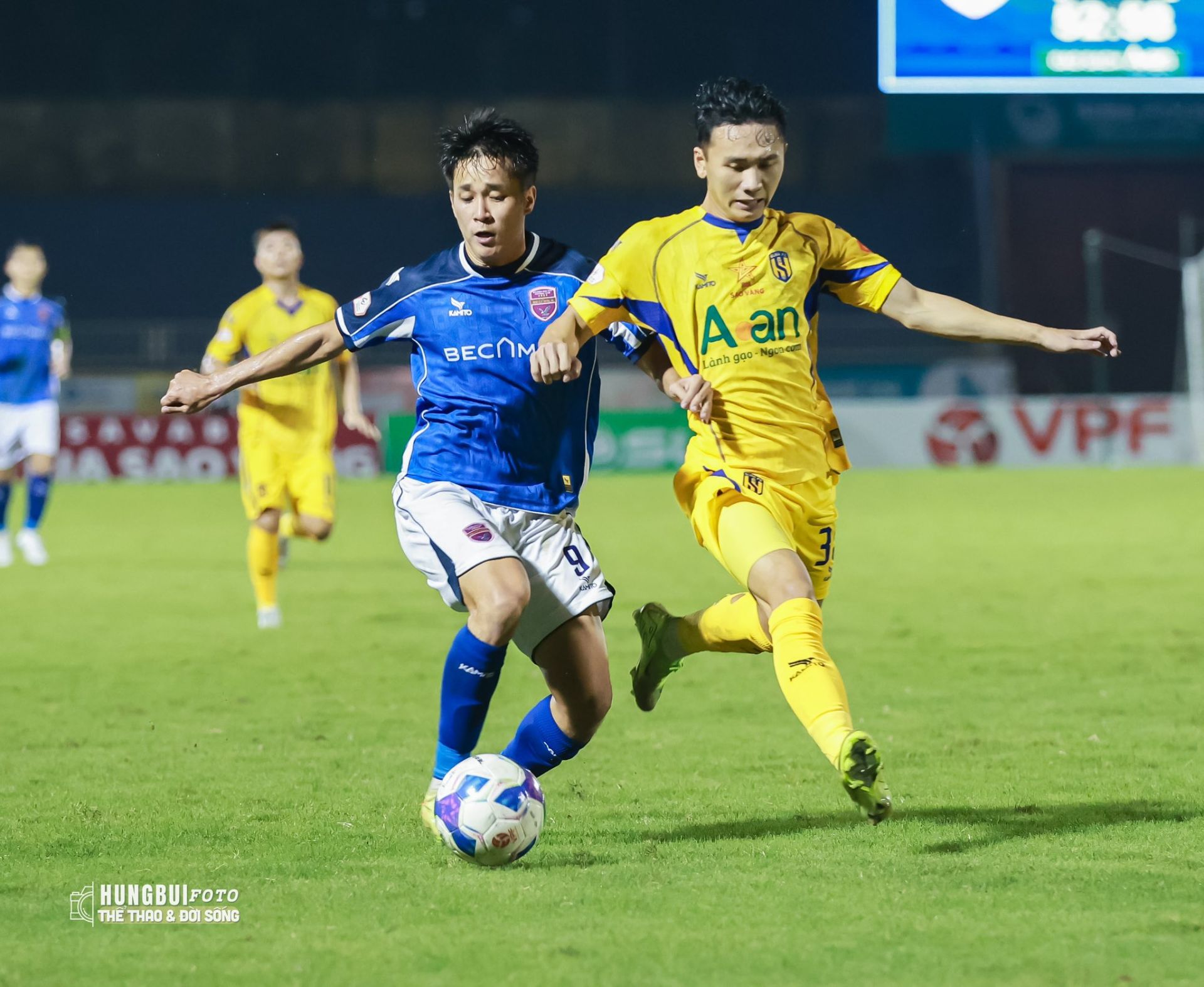 Bước sang hiệp 2, SLNA đẩy cao đội hình, tạo ra hàng loạt cơ hội nguy hiểm.