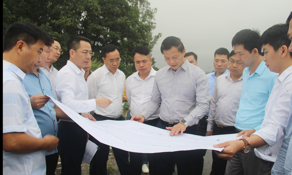 Chủ tịch tỉnh Bắc Ninh Vương Quốc Tuấn kiểm tra tiến độ thi công đường tỉnh 287 đoạn qua xã Yên Phong. Chủ tịch tỉnh Bắc Ninh Vương Quốc Tuấn kiểm tra tiến độ thi công đường tỉnh 287 đoạn qua xã Yên Phong.