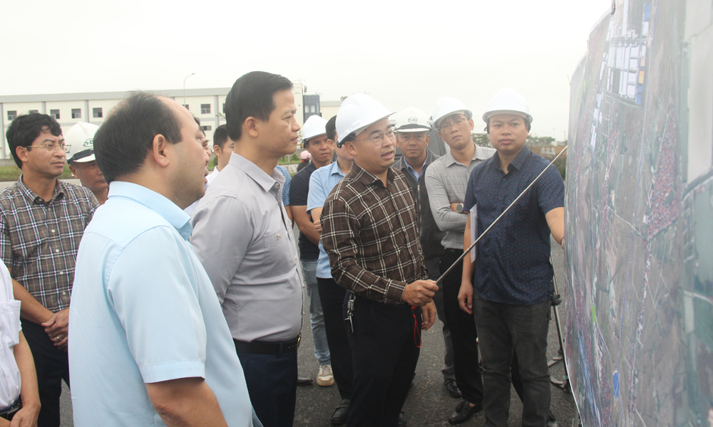 Đồng chí Vương Quốc Tuấn kiểm tra tiến độ dự án đường tỉnh 285B.