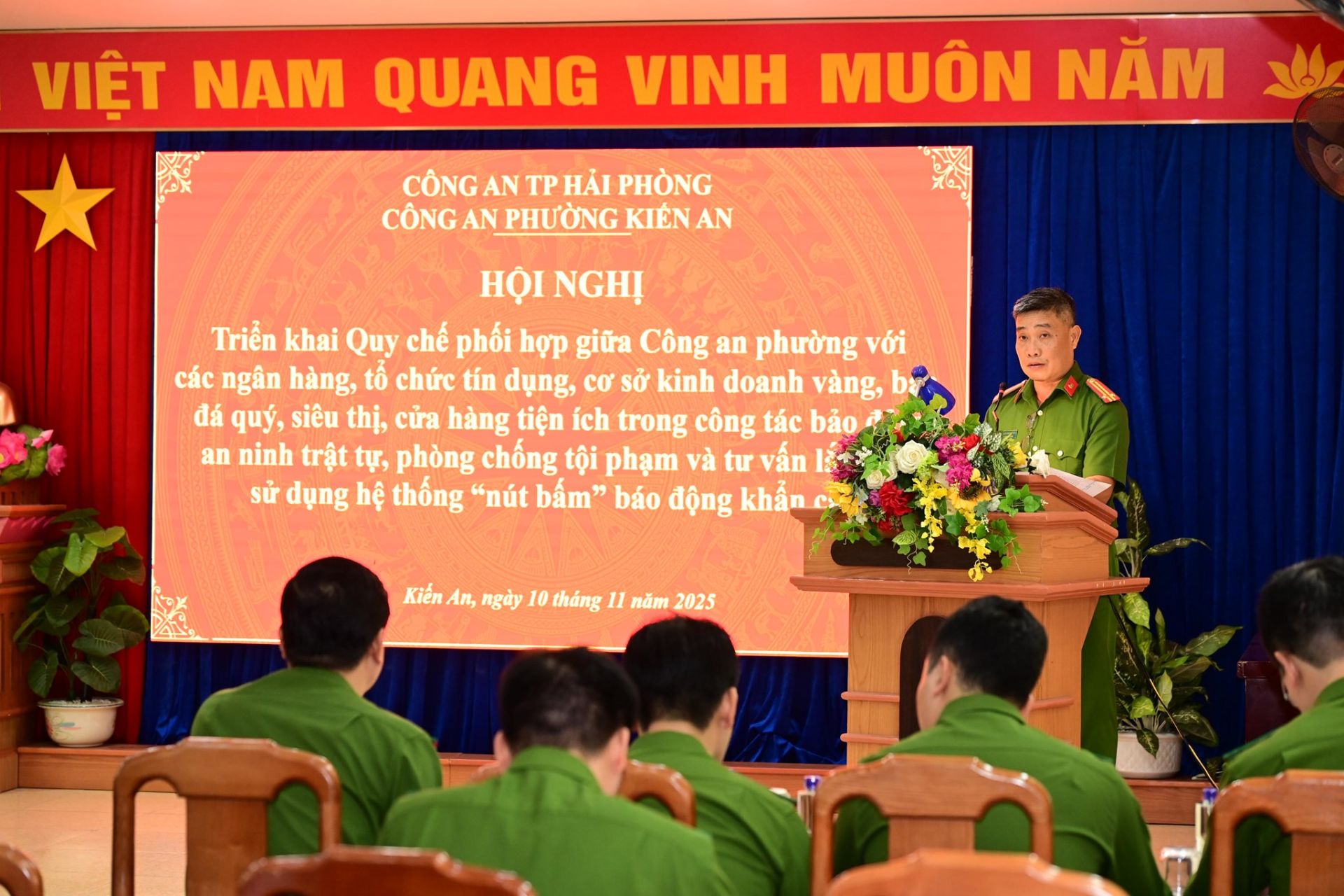 Đại diện Công an phường Kiến An đã quán triệt nội dung Quy chế phối hợp giữa lực lượng Công an và các cơ sở kinh doanh. Đại diện Công an phường Kiến An đã quán triệt nội dung Quy chế phối hợp giữa lực lượng Công an và các cơ sở kinh doanh.