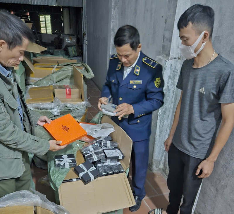 Lực lượng Quản lý thị trường TP. Hà Nội lập biên bản, tạm giữ toàn bộ số hàng hóa có dấu hiệu giả mạo thương hiệu. Ảnh: VT