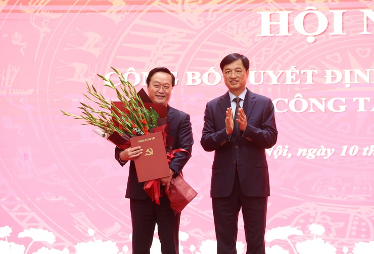 Bí thư Thành ủy Hà Nội Nguyễn Duy Ngọc tặng hoa chúc mừng đồng chí Nguyễn Đức Trung (Ảnh: hanoi.gov.vn)