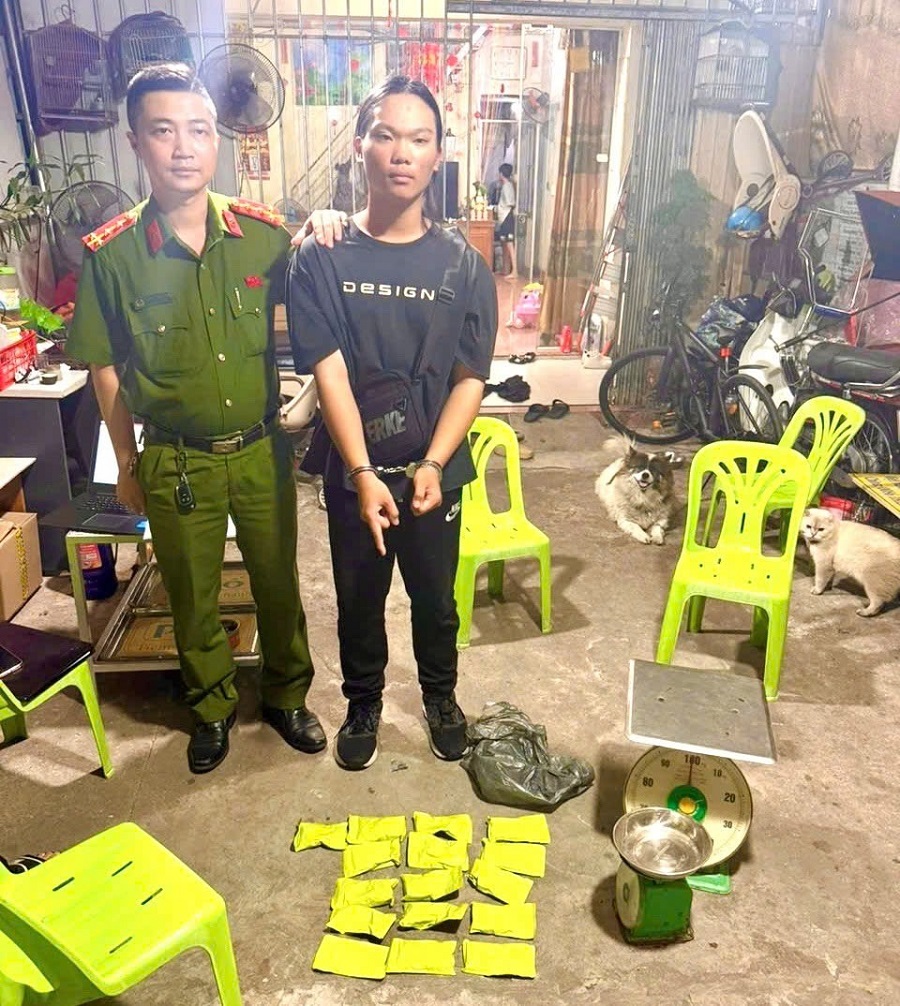 Đối tượng Phùng Trung Dũng cùng số tang vật bị thu giữ. Ảnh: Công an Quảng Ninh