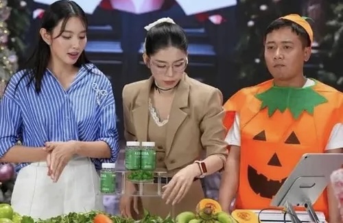 Các bị cáo bị đưa ra xét xử về tội lừa dối khách hàng.