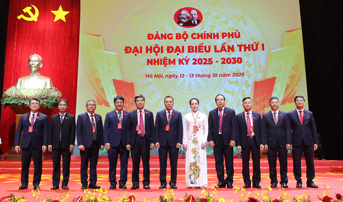 Đoàn đại biểu Đảng bộ EVN tham dự Đại hội. Đồng chí Nguyễn Tuấn Tùng - Ủy viên BCH Đảng bộ EVN, Bí thư Đảng ủy, Chủ tịch HĐTV EVNNPT (thứ 2 từ trái sang) là đại biểu chính thức tham dự Đoàn đại biểu Đảng bộ EVN tham dự Đại hội. Đồng chí Nguyễn Tuấn Tùng - Ủy viên BCH Đảng bộ EVN, Bí thư Đảng ủy, Chủ tịch HĐTV EVNNPT (thứ 2 từ trái sang) là đại biểu chính thức tham dự