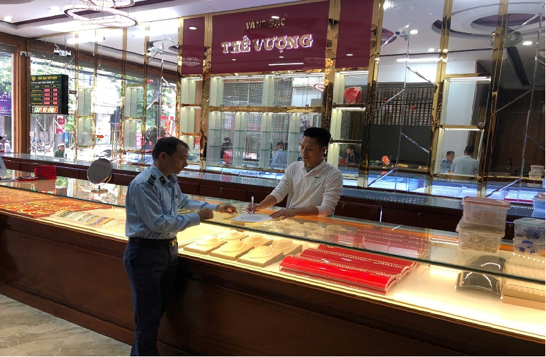 Lực lượng QLTT tỉnh Thanh Hóa kiểm tra và kết hợp tuyên truyền phổ biến pháp luật đối với cơ sở kinh doanh trên địa bàn