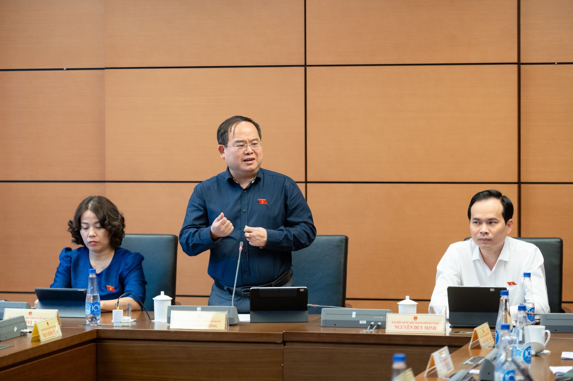 Đại biểu Quản Minh Cường - Trưởng Đoàn ĐBQH tỉnh Cao Bằng điều hành thảo luận. Ảnh: Phạm Thắng