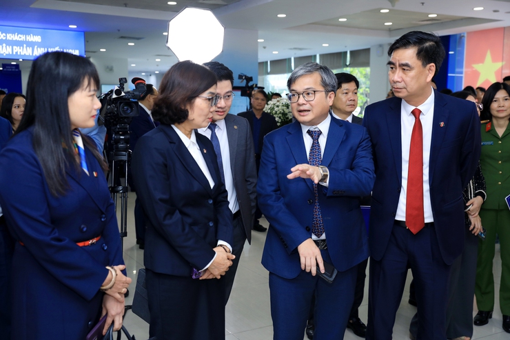 Các đại biểu trực tiếp quan sát, trải nghiệm quy trình vận hành hệ thống, thực hiện thao tác xác thực, cấp bản sao số tài liệu điện tử