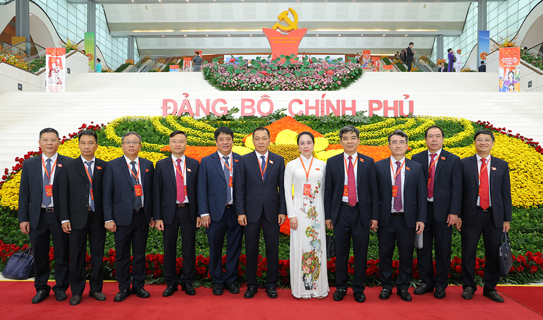 Đoàn đại biểu Đảng bộ EVN tham dự Đại hội. Đồng chí Nguyễn Tuấn Tùng - Ủy viên BCH Đảng bộ EVN, Bí thư Đảng ủy, Chủ tịch HĐTV EVNNPT (thứ 2 từ trái sang) là đại biểu chính thức tham dự Đoàn đại biểu Đảng bộ EVN tham dự Đại hội. Đồng chí Nguyễn Tuấn Tùng - Ủy viên BCH Đảng bộ EVN, Bí thư Đảng ủy, Chủ tịch HĐTV EVNNPT (thứ 2 từ trái sang) là đại biểu chính thức tham dự