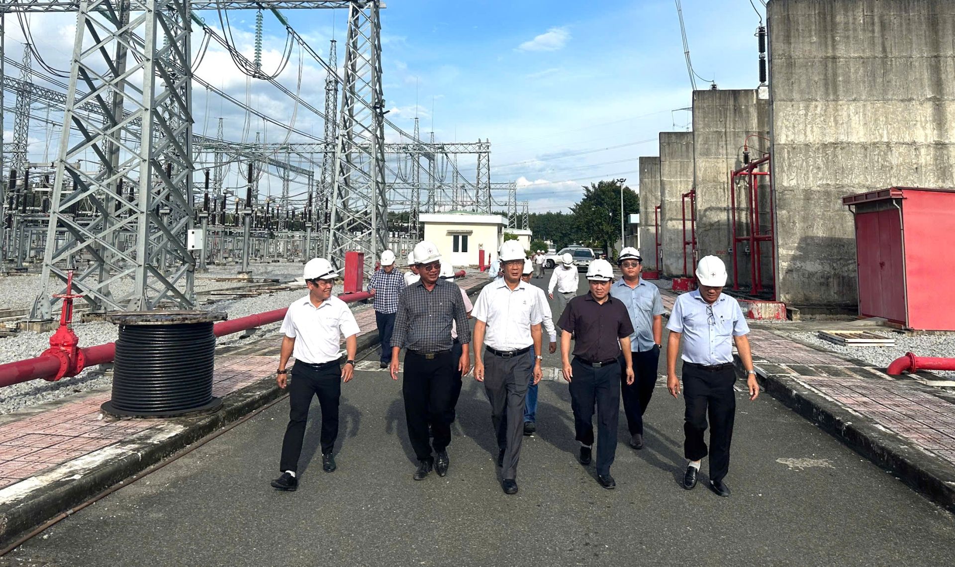 Phó Tổng giám đốc EVNNPT Nguyễn Ngọc Tân kiểm tra tiến độ Dự án nâng công suất Trạm biến án 500kV Chơn Thành