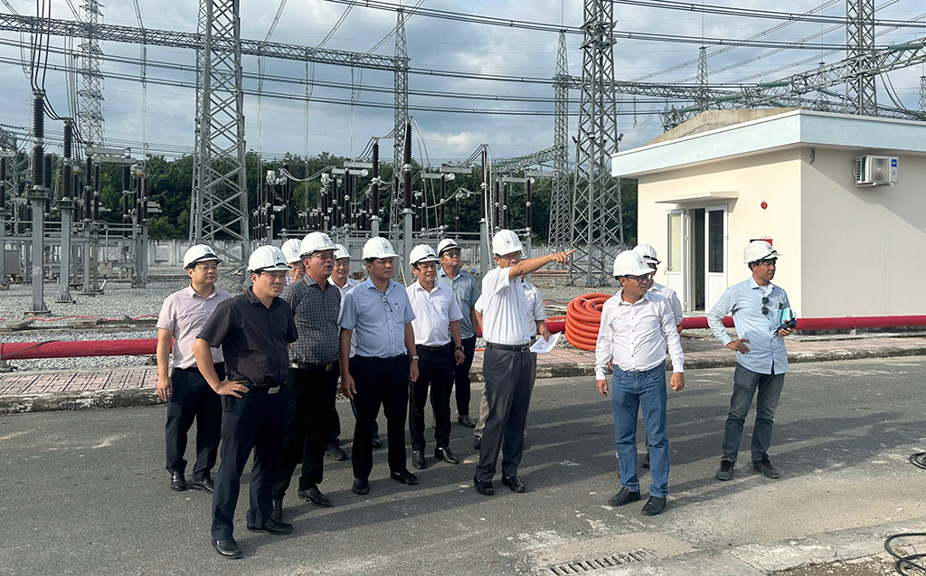 Phó Tổng giám đốc EVNNPT Nguyễn Ngọc Tân và đoàn công tác kiểm tra tiến độ triển khai dự án