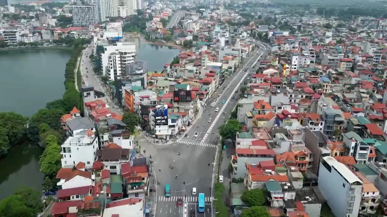 Đường Xuân Diệu (nhánh trái) và đường Âu Cơ (nhánh phải) nhìn từ trên cao.