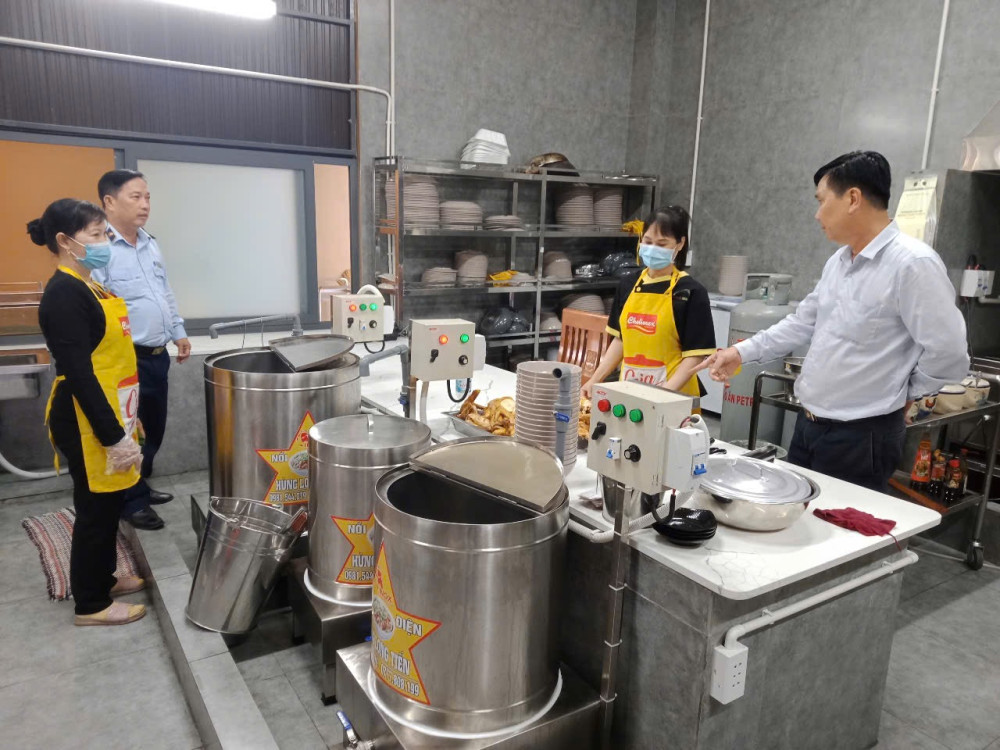 Lực lượng chức năng tỉnh kiểm tra cơ sở kinh doanh ăn uống tại xã Thạnh Hoá, tỉnh Tây Ninh (Ảnh: Ngọc Như)