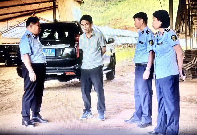 Ông Dương Minh Đức (thứ 3 từ phải qua) và ông Lê Hồng Hà (bìa trái) cùng Đoàn công tác đi khảo sát tình hình hoạt động sản xuất kinh doanh của các DN, HTX sau bão số 13. Ảnh: Phú Lê Ông Dương Minh Đức (thứ 3 từ phải qua) và ông Lê Hồng Hà (bìa trái) cùng Đoàn công tác đi khảo sát tình hình hoạt động sản xuất kinh doanh của các DN, HTX sau bão số 13. Ảnh: Phú Lê