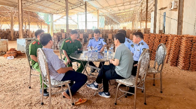 Đoàn công tác triển khai tuyên truyền, ký cam kết tại 1 Công ty sản xuất gạch, ngói. Ảnh: Phú Lê Đoàn công tác triển khai tuyên truyền, ký cam kết tại 1 Công ty sản xuất gạch, ngói. Ảnh: Phú Lê