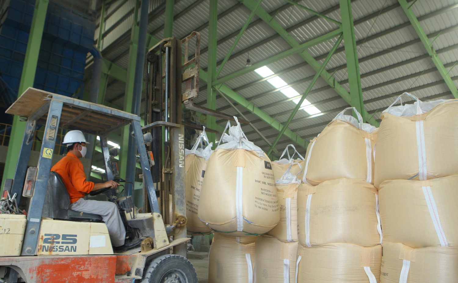 Mảng sản xuất của PVChem đạt sản lượng 15.292 tấn, vượt 30% kế hoạch, với doanh thu 76,7 tỷ đồng - tăng trưởng tới 85% so với c&ugrave;ng kỳ năm trước