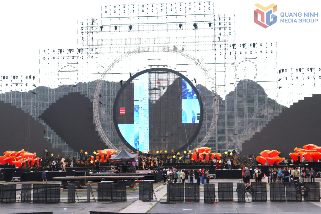 Lắp đặt màn hình led tiếp sóng truyền hình trực tiếp concert “Quảng Ninh - Đất mỏ anh hùng” trên toàn tỉnh