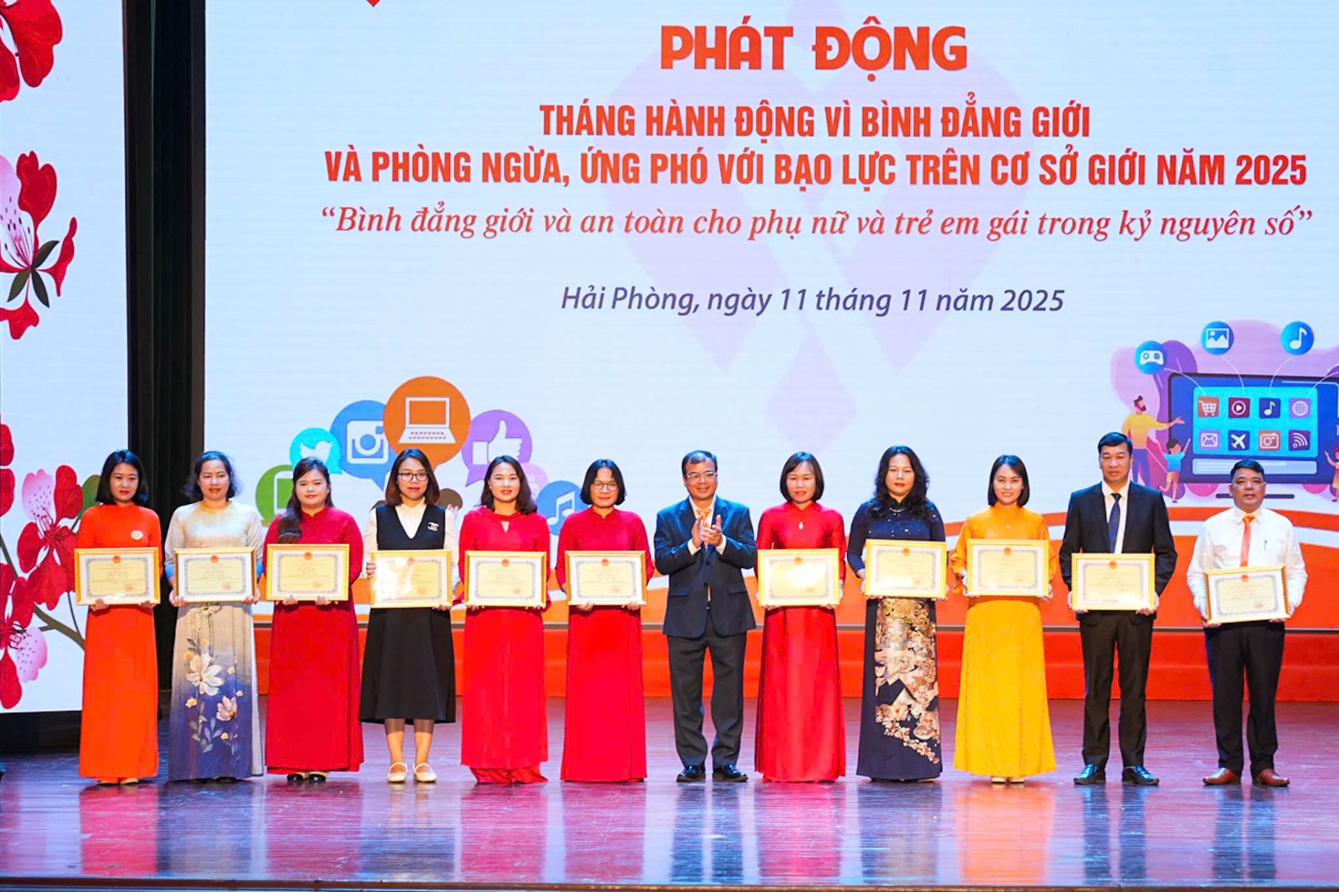 Phó Chủ tịch UBND thành phố Nguyễn Minh Hùng trao Bằng khen cho các cá nhân.