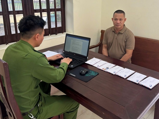 Lấy lời khai Thái Doãn Hổ, đối tượng cầm đầu đường dây đánh bạc.